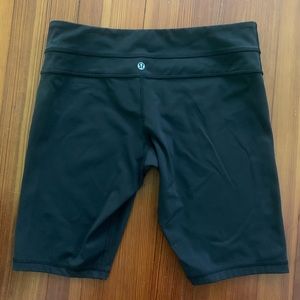 LULULEMON BLACK GROOVE SHORT SIZE 10 (TALL)